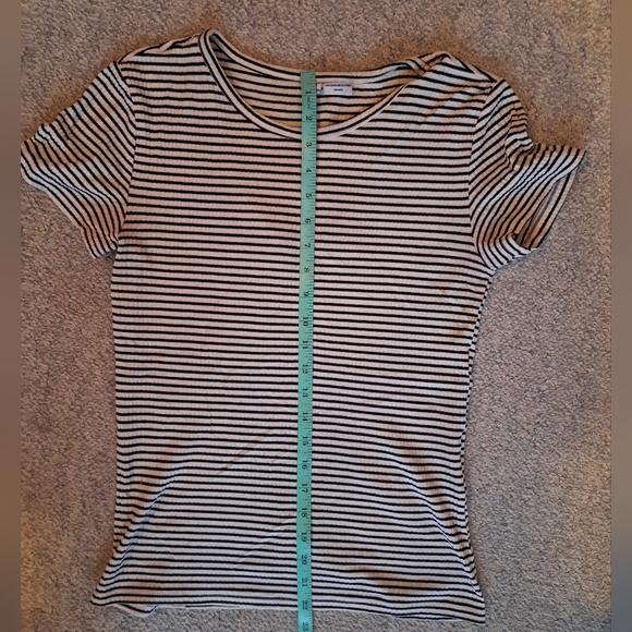 Black and White Stripped Stretchy shirt - Picture 3 of 3